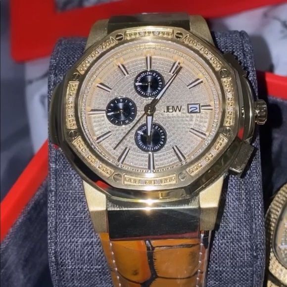 20 genuine diamonds set around bezel.